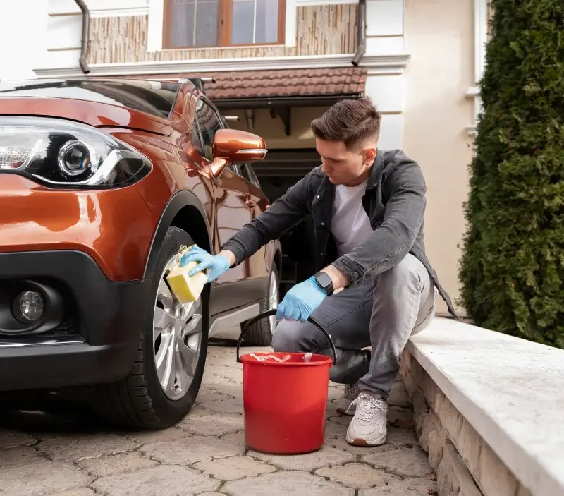 Lavage auto à domicile Canet-en-Roussillon : professionnel intervenant sur un véhicule